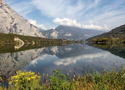 Górskie jezioro Cavedine Lake we Włoszech