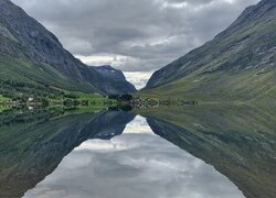Góry, Jezioro Eidsvatnet, Domy, Odbicie, Trondelag, Norwegia