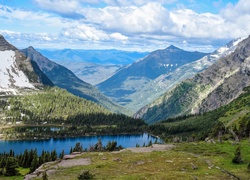 Stany Zjednoczone, Stan Montana, Park Narodowy Glacier, Góry, Jezioro Hidden Lake, Drzewa, Chmury