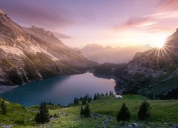 Góry, Alpy Berneńskie, Jezioro Oeschinen, Drzewa, Promienie słońca, Chmury, Szwajcaria
