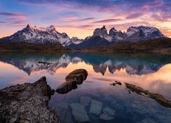 Góry Cordillera del Paine i jezioro Lake Pehoe w Patagonii