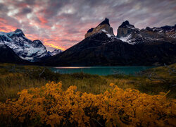 Jesień, Góry, Cordillera del Paine, Masyw, Torres del Paine, Jezioro, Chmury, Park Narodowy Torres del Paine, Zachód słońca, Patagonia, Chile