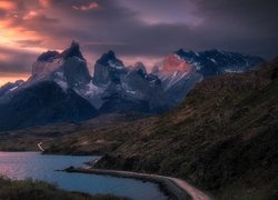 Góry, Cordillera del Paine, Jezioro, Lake Pehoe, Chmury, Park Narodowy Torres del Paine, Patagonia, Chile