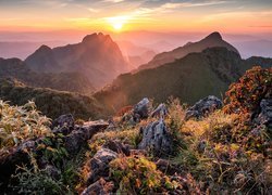Góry Daen Lao, Skały, Promienie słońca, Roślinność, Prowincja Chiang Mai, Tajlandia