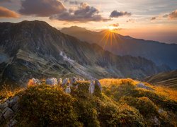 Góry Fogaraskie, Zachód słońca, Promienie słońca, Kamienie, Roślinność, Chmury, Rumunia
