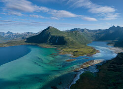 Góry i fiord na norweskich Lofotach