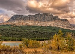 Jesień, Góry, Drzewa, Jezioro Sherburne, Park Narodowy Glacier, Stan Montana, Stany Zjednoczone