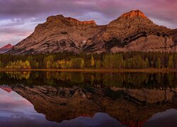 Góry Skaliste, Jezioro, Wedge Pond, Drzewa, Chmury, Odbicie, Prowincja Alberta, Kanada