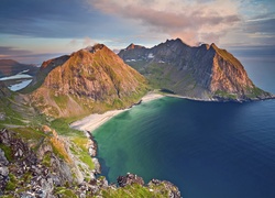 Góry i plaża Kvalvika na wyspie Moskenesøya w Norwegii