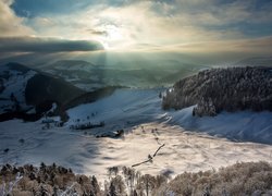 Góry Jura w promieniach zimowego słońca