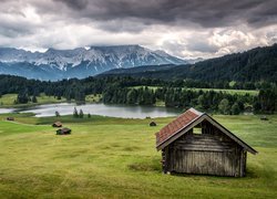 Góry Karwendel, Jezioro Geroldsee, Las, Drzewa, Domy, Chmury, Miejscowość Krun, Bawaria, Niemcy