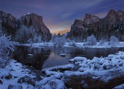 Park Narodowy Yosemite, Góry Sierra Nevada, Rzeka, Merced River, Drzewa, Zima, Kalifornia, Stany Zjednoczone