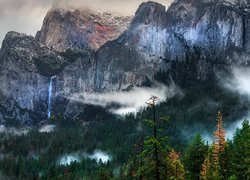Park Narodowy Yosemite, Góry Sierra Nevada, Mgła, Wodospad, Drzewa, Lasy, Kalifornia, Stany Zjednoczone