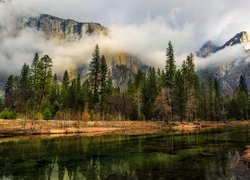 Chmury, Drzewa, Góry, Rzeka, Park Narodowy Yosemite, Kalifornia, Stany Zjednoczone