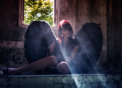 Gotycki anioł- kobieta siedząca na oknie