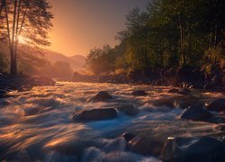 Rzeka Rioni, Kamienie, Zachód słońca, Mgła, Gruzja