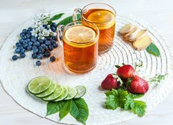 Herbata z cytryną w szklankach obok owoców