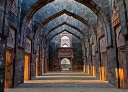 Hindola Mahal w kompleksie pałacowym w Mandu w Indiach