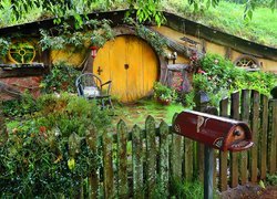 Plan filmowy Hobbiton, Atrakcja turystyczna, Wzgórze, Dom, Płot, Skrzynka, Hobbit, Miejscowość Matamata, Nowa Zelandia