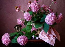 Hortensje w ozdobnej wazie na stoliku