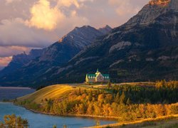 Kanada, Prowincja Alberta, Park Narodowy Waterton Lakes, Hotel Księcia Walii Prince of Wales, Jezioro Upper Waterton, Góry, Lasy