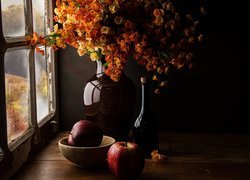 Jabłka i kwiaty przy oknie