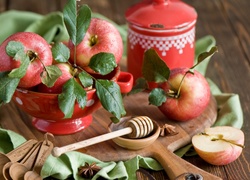 Jabłka w naczyniu i na desce obok łyżki