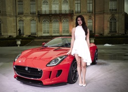 Jaguar f-type z kobietą