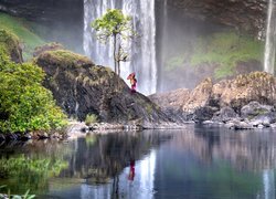 Japonka na skale przy wodospadzie