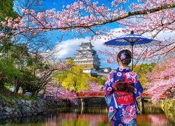 Zamek Himeji, Zamek Białej Czapli, Rzeka, Kobieta, Parasolka, Wiosna, Kwitnące, Drzewa, Miejscowość Himeji, Japonia