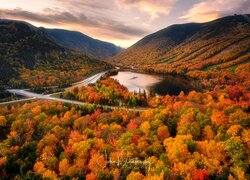 Jesień nad jeziorem Echo Lake w stanie New Hampshire