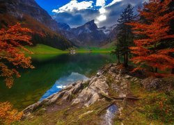 Jesień nad jeziorem w szwajcarskich Alpach