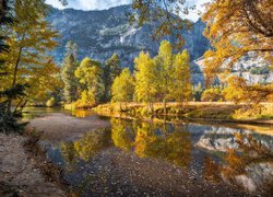 Jesień nad rzeką Merced River w górach Sierra Nevada