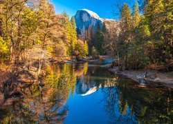 Jesień nad rzeką Merced w Parku Narodowym Yosemite