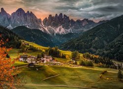 Góry, Dolomity, Wieś, Santa Maddalena, Dolina Val di Funes, Drzewa, Lasy, Jesień, Domy, Droga, Włochy