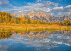 Park Narodowy Grand Teton, Rzeka, Snake River, Góry, Teton Range, Drzewa, Jesień, Chmury, Stan Wyoming, Stany Zjednoczone