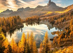 Jezioro, Federa Lake, Dolomity, Góry, Las, Drzewa, Jesień, Wschód słońca, Mgła, Prowinca Belluno, Włochy