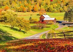 Jesienny krajobraz amerykańskiego stanu Vermont w Nowej Anglii