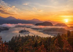 Jesień, Wyspa Blejski Otok, Jezioro Bled, Kościół, Góry, Drzewa, Zachód słońca, Mgła, Słowenia