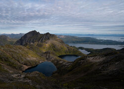 Jeziora i góry na norweskich Lofotach
