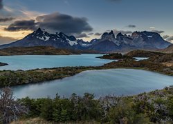 Góry Torres del Paine, Ośnieżone, Szczyty, Jezioro, Chmury, Krzewy, Park Narodowy Torres del Paine, Patagonia, Chile