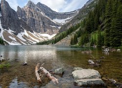 Góry, Jezioro Agnes, Park Narodowy Banff, Drzewa, Kamienie, Śnieg, Prowincja Alberta, Kanada
