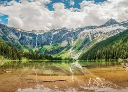 Park Narodowy Glacier, Góry, Jezioro, Avalanche Lake, Drzewa, Chmury, Stan Montana, Stany Zjednoczone
