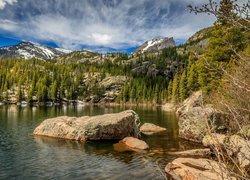 Góry, Drzewa, Świerki, Kamienie, Jezioro Bear Lake, Park Narodowy Gór Skalistych, Stan Kolorado, Stany Zjednoczone