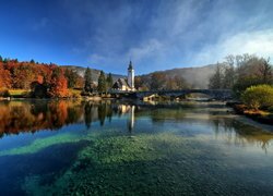 Jezioro Bohinj, Drzewa, Góry, Kościół, Most, Jesień, Chmury, Zachód słońca, Słowenia