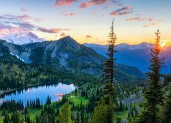 Góry, Jezioro Crystal Lake, Drzewa, Promienie słońca, Chmury, Park Narodowy Mount Rainier, Stan Waszyngton, Stany Zjednoczone