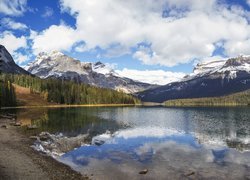 Jezioro Emerald Lake na tle gór w Kanadzie