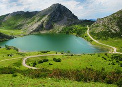 Hiszpania, Miejscowość Covadonga, Jezioro, Enol Lake, Góry, Picos de Europa, Droga