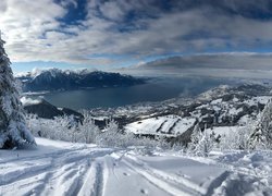 Jezioro Genewskie zimą w Alpach