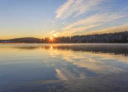 Zima, Jezioro Glafsfjorden, Las, Wschód słońca, Arvika, Szwecja